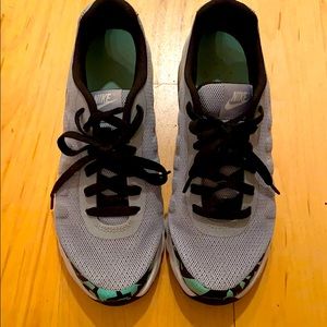 Nike Air MaxInvigor Wlf Gry/Mtllc Slvr-Grn Glw-Blk